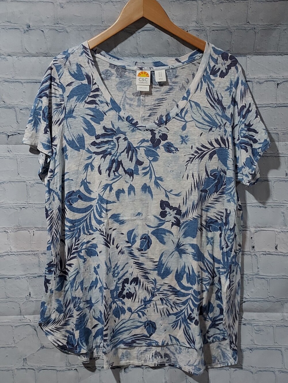 C&C California Linen 1X Top T-shirt Blue Coastal V-neck Knit Floral Tropical